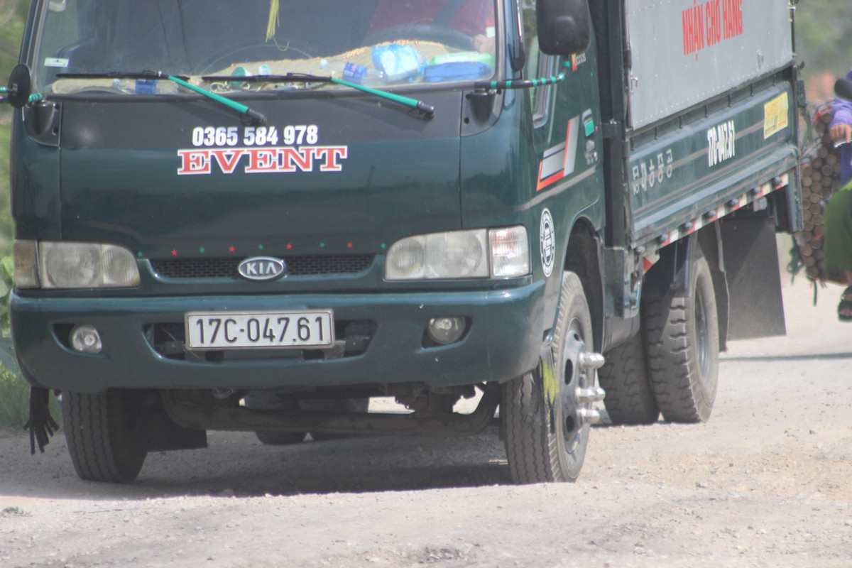 Theo khảo sát của PV, dọc tuyến đê dài khoảng 5km từ xã Hồng Vân đến xã Thống Nhất có gần 10 điểm tập kết cát sạn, trạm trộn bê tông đang hoạt động.