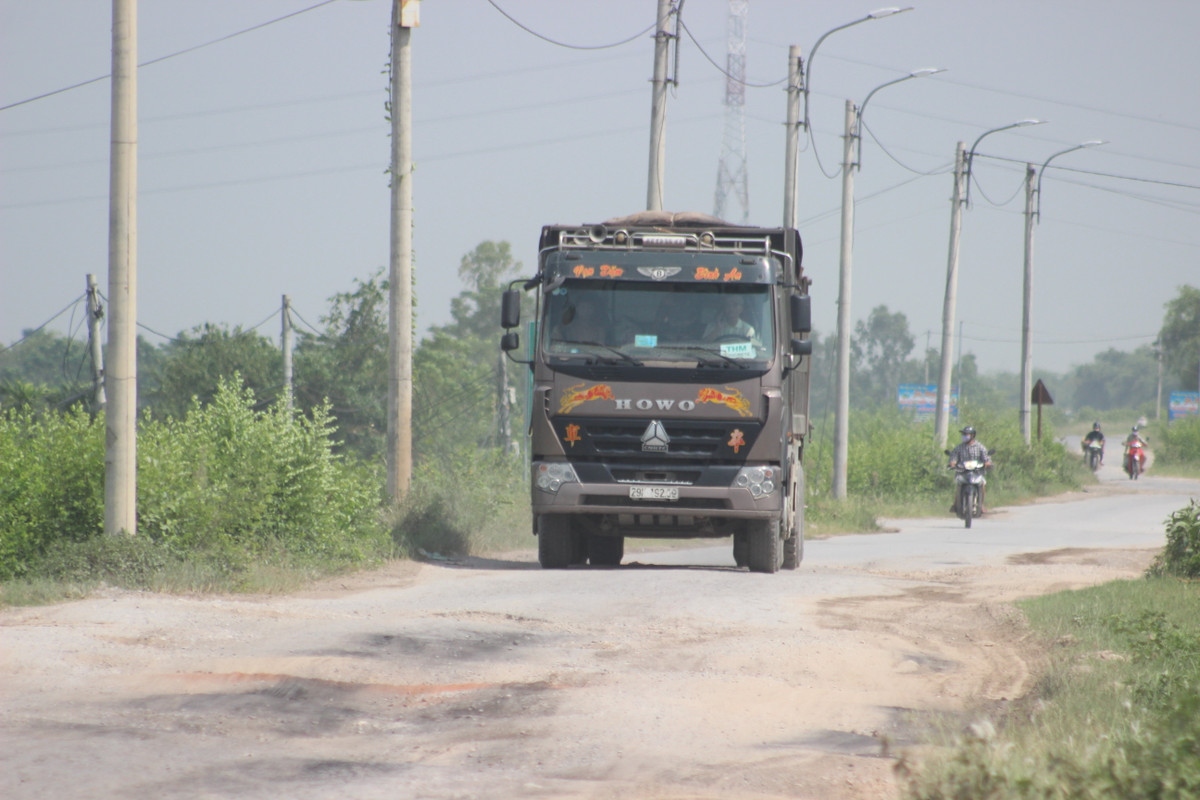 Tình trạng mặt đê rạn nứt, sụt lún không chỉ ảnh hưởng tới người dân hai bên đê mà còn khiến cho những người tham gia giao thông luôn phải cảnh giác; chủ quan là có thể gây tai nạn cho bản thân và những người khác.