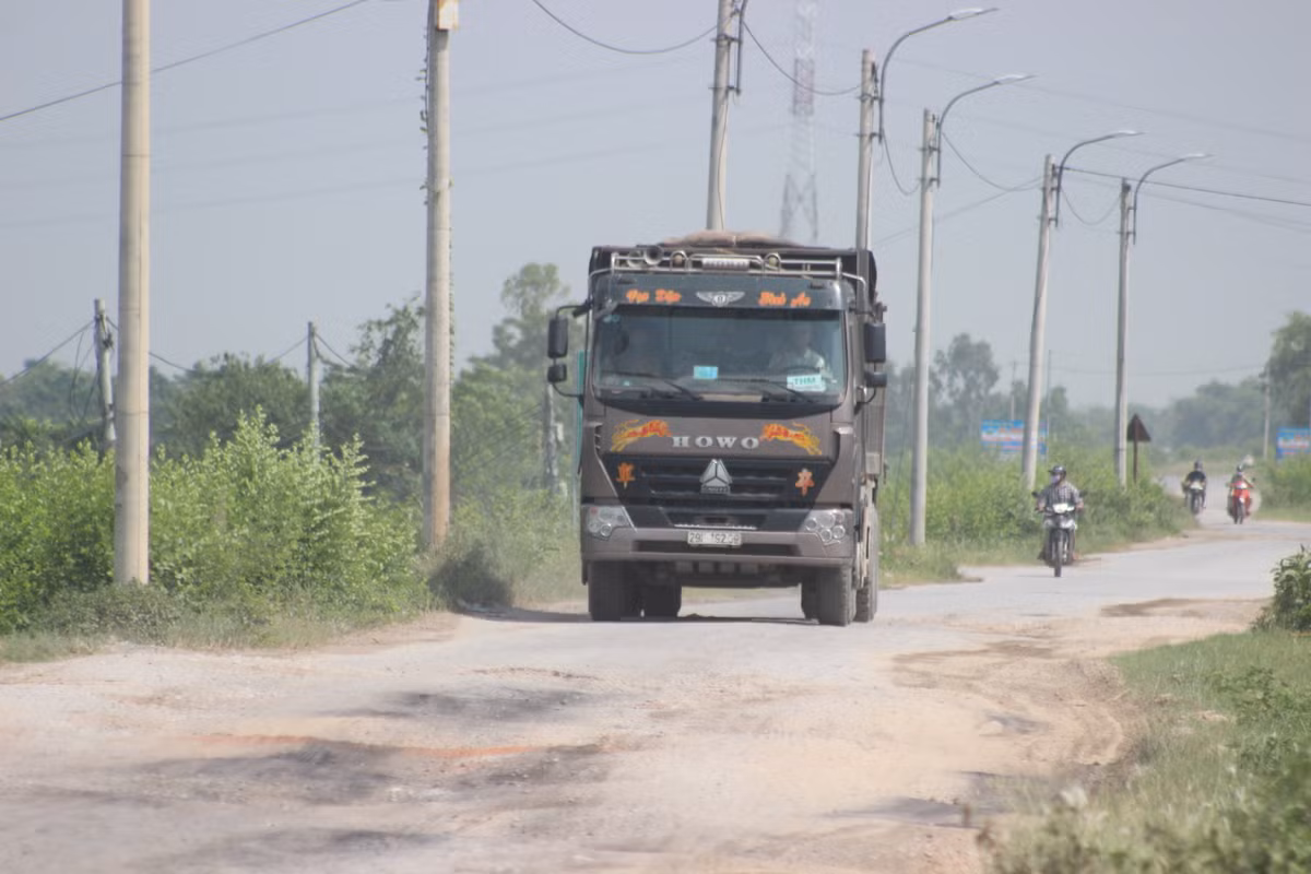 Tình trạng mặt đê rạn nứt, sụt lún không chỉ ảnh hưởng tới người dân hai bên đê mà còn khiến cho những người tham gia giao thông luôn phải cảnh giác; chủ quan là có thể gây tai nạn cho bản thân và những người khác.