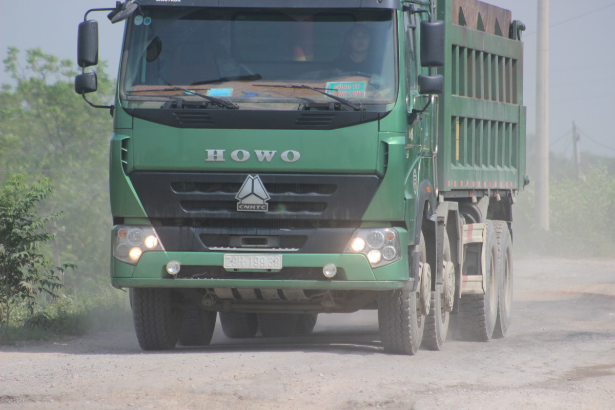 Trên nhiều xe xuất hiện vết hàn, khớp cơi nới thành thùng cao 30-50 cm, thậm chí có xe vết cơi nới cao thêm 1 m, chở vật liệu vượt quá thùng. Các xe này mang logo của các công ty như bê tông Phong Cảnh, Hoàng Long, Cường Linh, Thanh Long, THM…