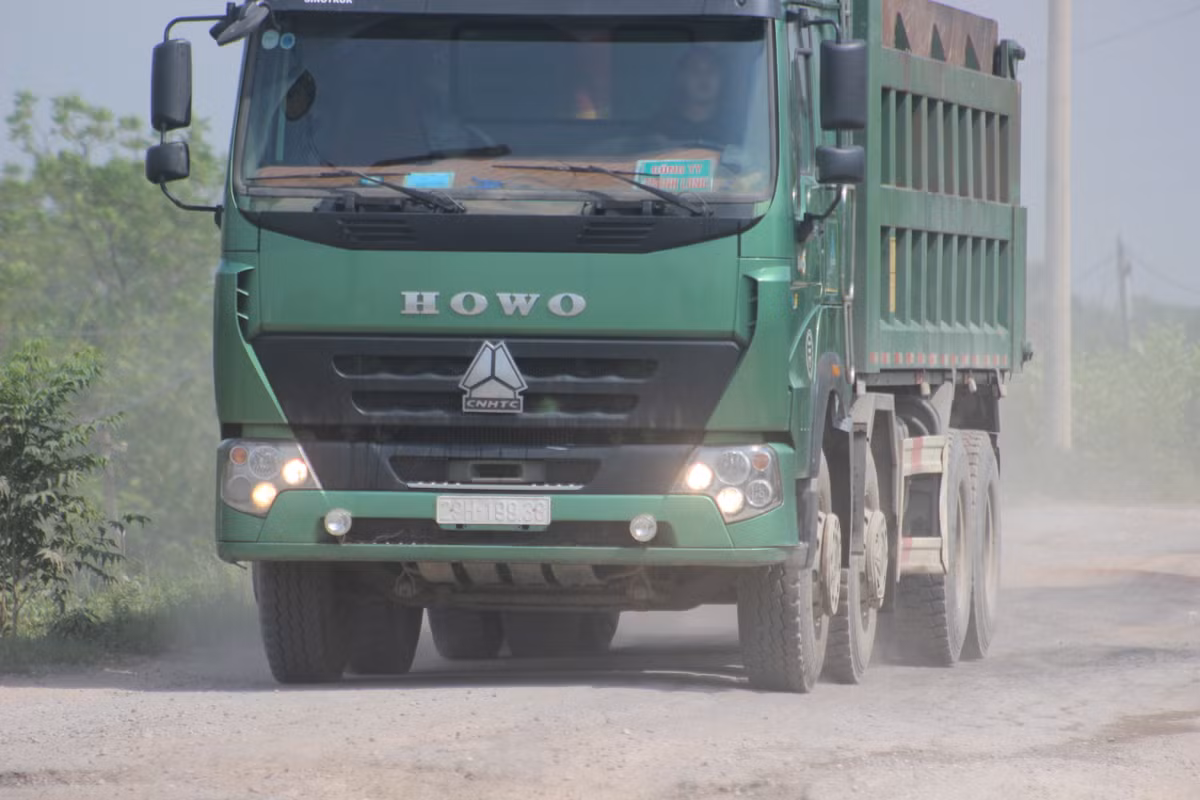 Trên nhiều xe xuất hiện vết hàn, khớp cơi nới thành thùng cao 30-50 cm, thậm chí có xe vết cơi nới cao thêm 1 m, chở vật liệu vượt quá thùng. Các xe này mang logo của các công ty như bê tông Phong Cảnh, Hoàng Long, Cường Linh, Thanh Long, THM…