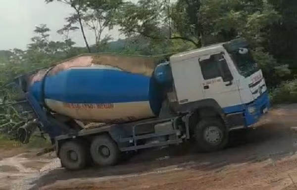 Những chiếc xe chở bê tông ở bên đê Hữu Hồng thuộc địa bàn xã Thống Nhất chạy suốt ngày.