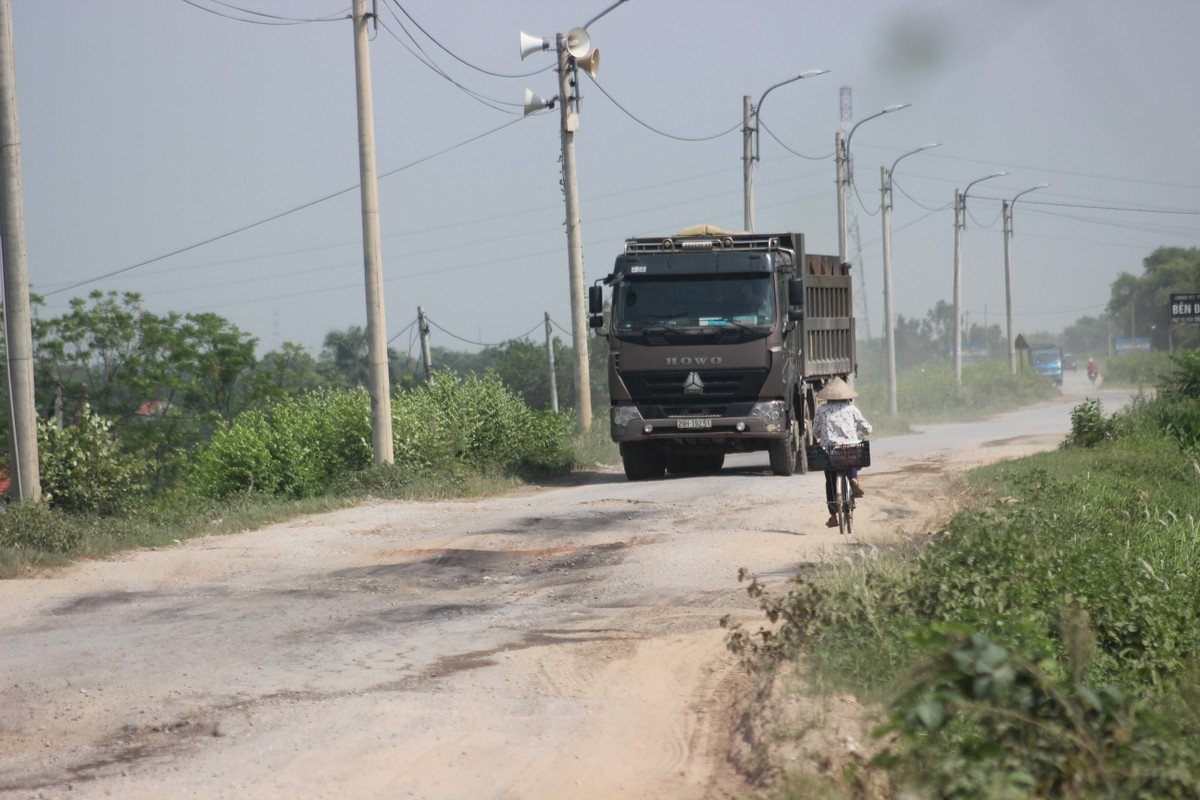 Các xe tải sau khi lấy cát từ điểm tập kết ngoài đê, đi vào đường Tía, xã Thống Nhất về Quốc lộ 1A cũ, Quốc lộ 21B rồi tỏa đi các vùng lân cận. Dù đi vào đường cấm, nhưng các xe này không bị cơ quan chức năng kiểm tra, xử lý.