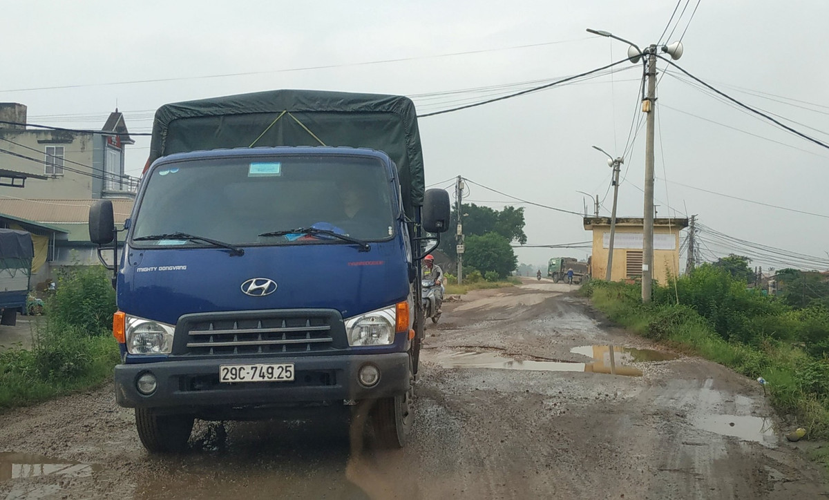 Người dân đi quan đoạn đê thuộc Điếm 99 (xã Thống Nhất) ngao ngán. Anh Thăng, một người thường xuyên đi qua tuyến đường này để đi làm cho biết: "Trời nắng đi qua đây bụi lắm toàn xe to đi lại và ổ voi, gồ ghề nên không cẩn thận là ngã ngay".