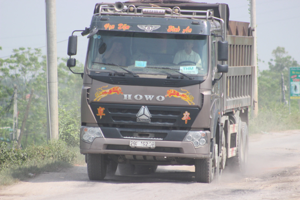 Chị Hương, trú tại xã Thống Nhất cho biết, các xe trọng tải lớn thường đi với tốc độ cao, gây mất an toàn cho người tham gia giao thông. Chưa kể, mặt đường có quá nhiều ổ gà, ô voi và cát. Xe máy đi qua rất dễ bị trượt bánh, ngã xuống đường.