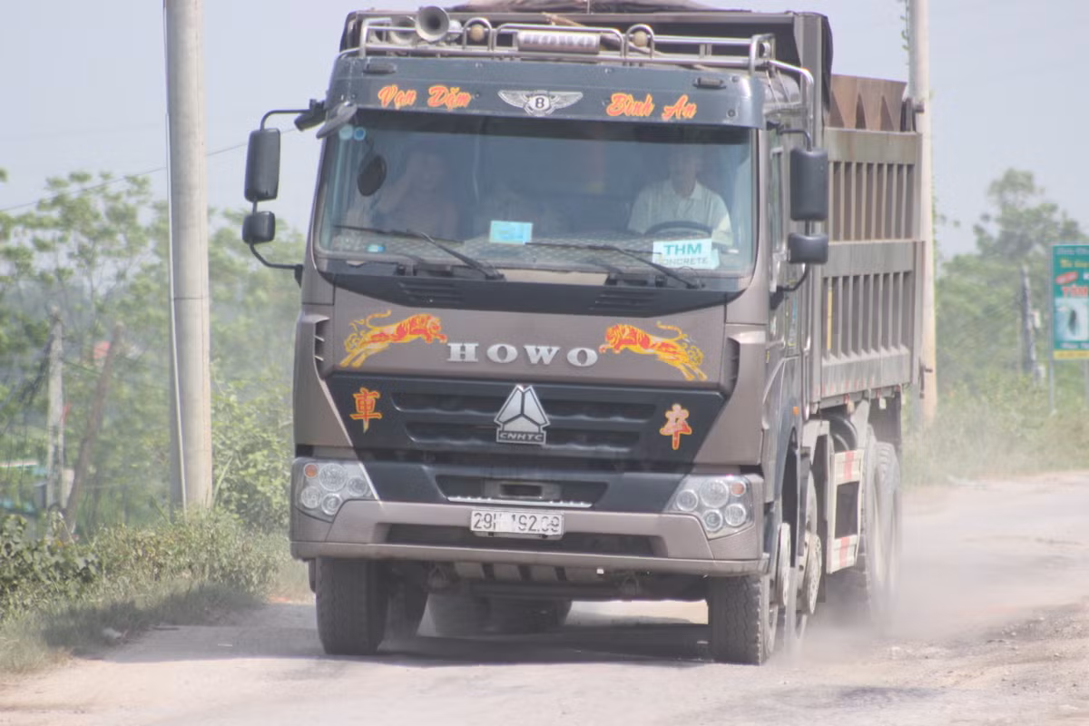 Chị Hương, trú tại xã Thống Nhất cho biết, các xe trọng tải lớn thường đi với tốc độ cao, gây mất an toàn cho người tham gia giao thông. Chưa kể, mặt đường có quá nhiều ổ gà, ô voi và cát. Xe máy đi qua rất dễ bị trượt bánh, ngã xuống đường.