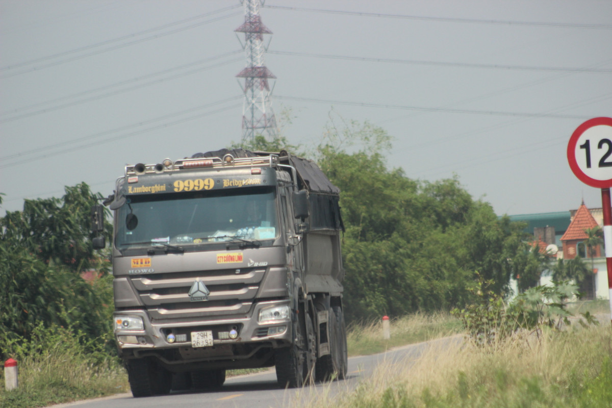 Mặc dù cơ quan chức năng cắm các biển báo hạn chế trọng tải 12 tấn, thế nhưng những chiếc xe tải hiệu Howo, xe trộn bê tông có tải trọng thiết kế từ 15-30 tấn ngang nhiên hoạt động.