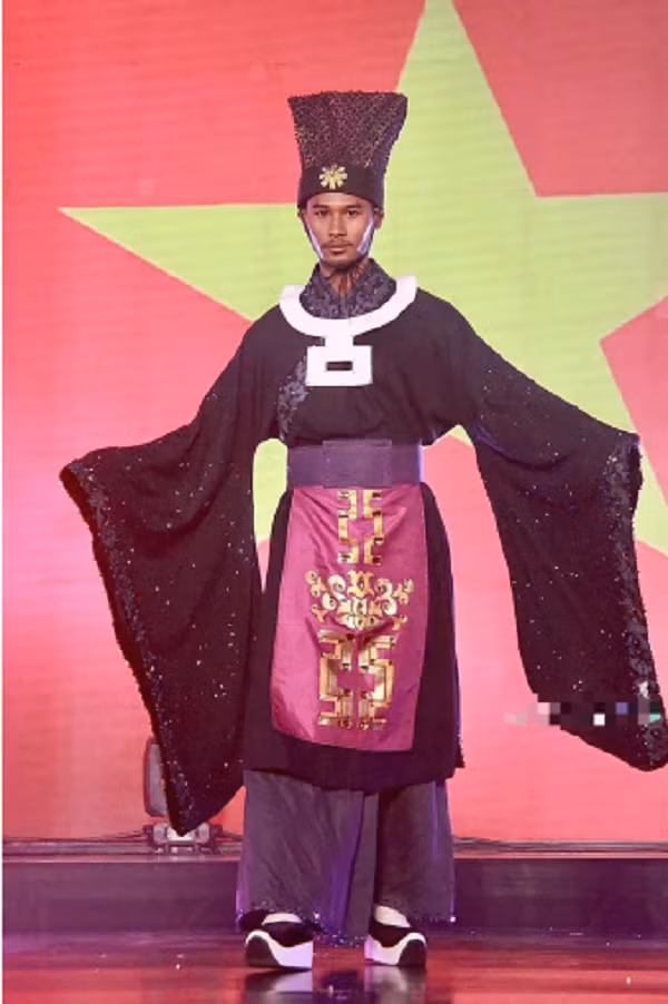 Trang phuc cua thi sinh Viet Nam nhu... Diem Vuong: NTK noi gi?