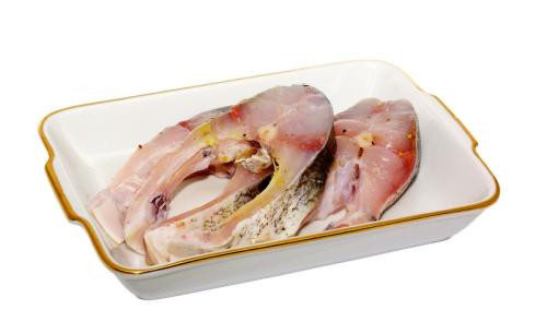 Axit zmino chính là nguồn tạo nên mùi vị của cá, khi vừa mổ protein có trong thịt cá tươi vẫn chưa phân giải ra axit Amino, nếu lúc này nấu luôn sẽ đánh mất đi vị ngon ngọt nhất của cá.