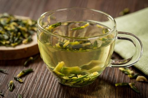 Uống lâu dài có thể gây tổn hại cho âm tinh hoặc dương khí, dẫn đến sự mất cân bằng âm dương, hạ thấp sức đề kháng của cơ thể, vi khuẩn và bệnh tật có cơ hội tấn công. Ảnh: huitu.