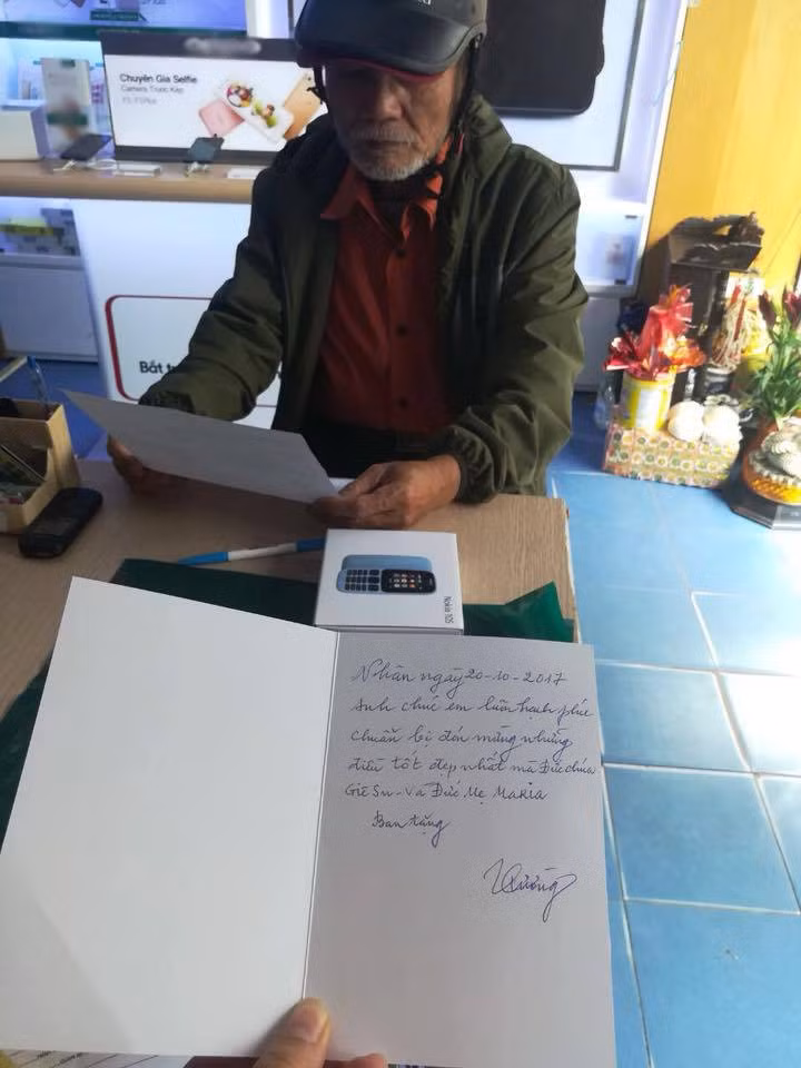 Hình ảnh người đàn ông mua tặng vợ chiếc điện thoại Nokia kèm tấm thiệp với lời nhắn nhủ tình cảm khiến cộng đồng mạng xúc động. Ảnh I.T