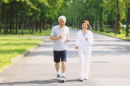 Đi bộ, tập thể dục vừa sức, chạy bộ, đánh thái cực quyền, khiêu vũ... đều là những môn thể thao phù hợp với người cao tuổi. Ảnh: vcg.