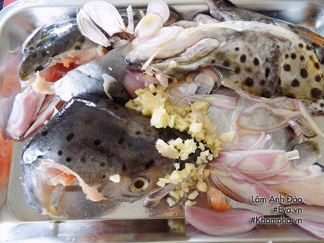 Bước 2: Đầu cá hồi làm, rửa sạch với nước muối pha loãng, sau đó chặt đôi ướp và đầu cá chút nước mắm và bột nêm. Bước 2: Đầu cá hồi làm, rửa sạch với nước muối pha loãng, sau đó chặt đôi ướp và đầu cá chút nước mắm và bột nêm.