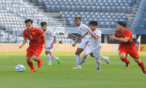 Những thay đổi mạnh mẽ đã giúp U23 Việt Nam (áo đỏ) thắng to.