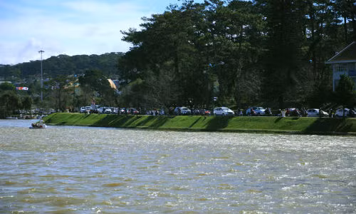 Khu vực hồ Xuân Hương cũng đông nghẹt xe cộ - Ảnh: LÂM THIÊN