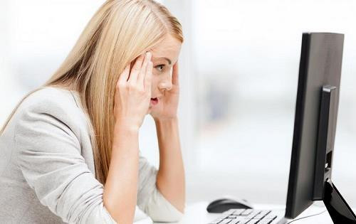 Nếu máy tính của bạn để gần cửa sổ hoặc để cạnh bóng đèn huỳnh quang sẽ làm cho màn hình bị lóa, gây khó chịu cho mắt. Ảnh: dahe.