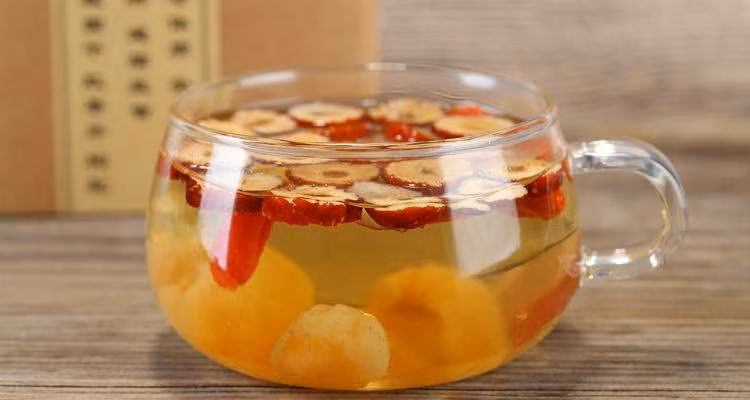 Cho tất cả nguyên liệu đã sơ chế vào hãm như trà thông thường sẽ có một cốc trà vừa thơm ngon, vừa bổ dưỡng. Ảnh: lshou.