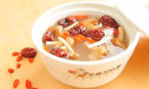 Đối với người khỏe mạnh, việc uống canh thời điểm nào không quan trọng, quan trọng nhất là món canh gì, uống bao nhiêu. Ảnh: sohu.