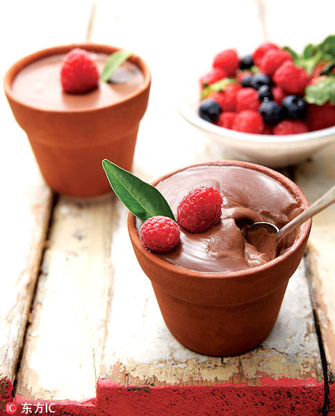 Cốc sôcôla với quả mâm xôi mọng đầy bắt mắt.