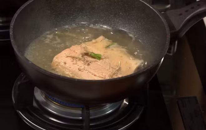 Cá hồi đun trong nước cam thảo từ 3 đến 5 phút. Cá hồi đun trong nước cam thảo từ 3 đến 5 phút.