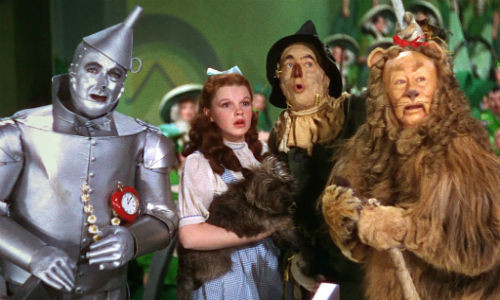 Judy Garland trong vai Dorothy cùng các diễn viên chính khác trong Phù thủy xứ Oz.