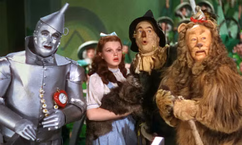 Judy Garland trong vai Dorothy cùng các diễn viên chính khác trong Phù thủy xứ Oz.