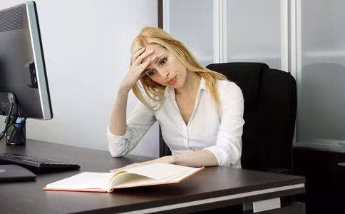 Ngoài ra để ngăn ngừa chứng mỏi và khô mắt, cố gắng không nên ngồi quá lâu trước màn hình máy tính. Cứ 20 phút nên cho mắt nghỉ ngơi 20 giây. Ảnh: 9yaocn.