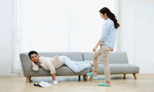 Những ông chồng sau khi "làm việc nhớn" về gia đình (Ảnh IT)