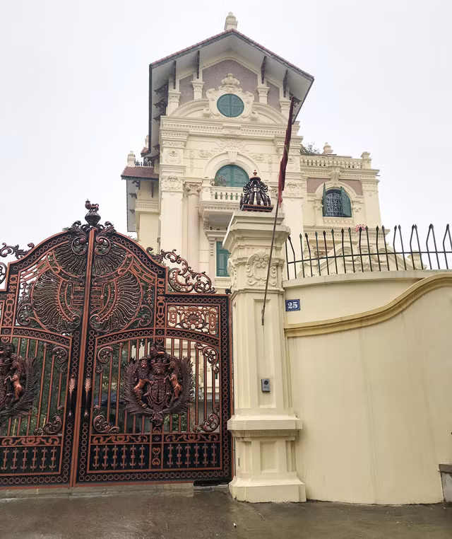 Căn biệt thự hoành tráng xây sai phép của ông Khâm, bà Vân - Ảnh: LÂM HOÀI.