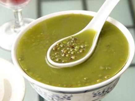 Bệnh nhân huyết áp cao, mỡ máu cao nên tránh ăn canh nhiều muối, nhiều dầu mỡ, nên ăn canh ngũ cốc, canh rau. Ảnh: baidu.