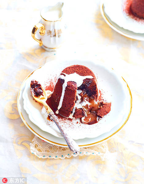 Hoặc uống cốc sôcôla nóng cùng bánh pudding caramel sữa hương vị Tây Ban Nha.