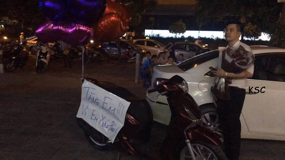 Người chồng tặng vợ chiếc xe SH với dòng chữ "Vì em xứng đáng". Ảnh: I.T