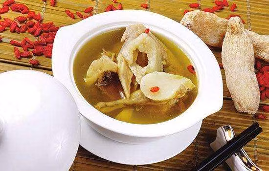 Những người chức năng tiêu hóa kém cần chú ý tránh ăn quá nhiều canh sau khi ăn cơm no để tránh tăng thêm gánh nặng cho dạ dày. Ảnh: jinghua.