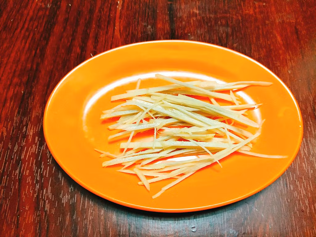 Gừng bạn đem rửa sạch rồi thái sợi.