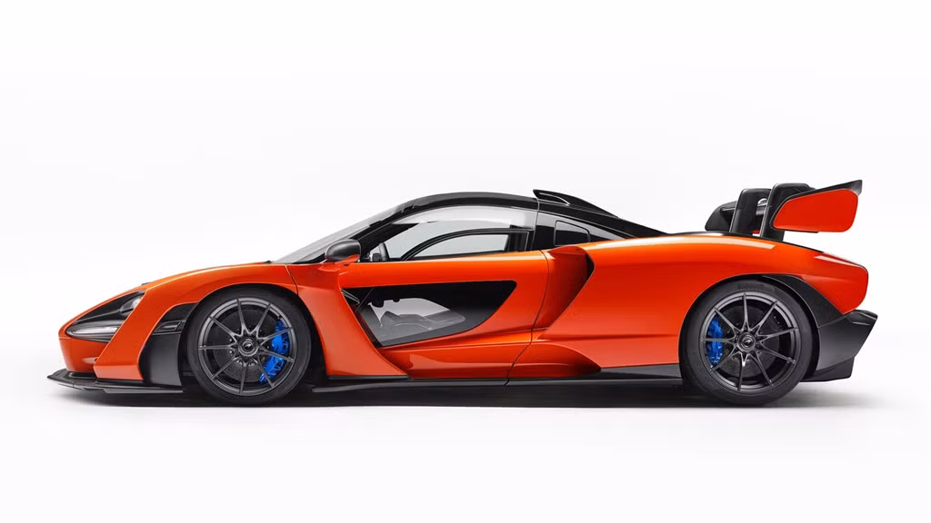 McLaren Senna sẽ được lắp ráp thủ công tại trung tâm Sản xuất McLaren, nước Anh. Siêu xe này sẽ được sản xuất với số lượng giới hạn 500 chiếc, mỗi chiếc có giá từ 750.000 bảng (khoảng 1 triệu USD).