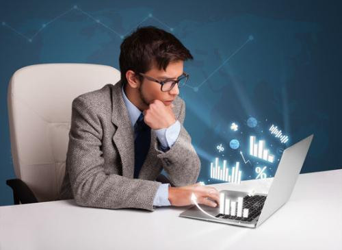 Điều chỉnh vị trí màn hình máy tính tốt nhất nên cách mắt từ 40-75 cm với góc là 15-20 ° để đảm bảo mắt có thể đưa lên đưa xuống, tránh khô mỏi mắt. Ảnh: northnews.