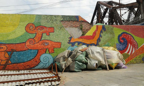 Con đường gốm sứ tiếp tục xuống cấp dù đã trải qua một số lần trùng tu, sửa chữa.