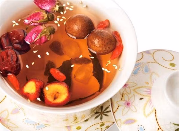 Thường xuyên uống trà long nhãn táo đỏ sẽ có tác dụng bảo vệ gan, tăng khả năng sản sinh hồng cầu, nâng cao sức đề kháng, chống ung thư, chống lão hóa hiệu quả. Ảnh: fuwo.