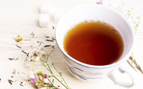 Trà thanh nhiệt: Một số người gặp phải chứng thượng hỏa như miệng hôi, viêm nha chu, loét miệng, táo bón, nước tiểu vàng... thường uống trà hoa kim ngân, trà hoa cúc.... để làm mát cơ thể. Ảnh: jiankanghome.