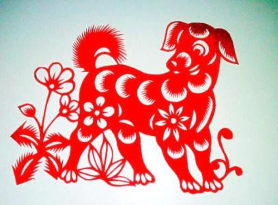 Vận tình cảm của tuổi Tuất cũng khó tránh bị ảnh hưởng bởi năm bản mệnh. Những bạn độc thân khó có cơ hội để thay đổi hiện trạng của mình. Tuy có thể quen biết và kết giao thêm được nhiều bạn mới, tuy nhiên các mối quan hệ này tạm thời chỉ dừng lại ở mối quan hệ bạn bè hoặc đối tác, xã giao thông thường.