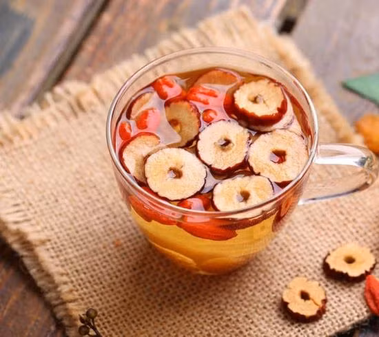 Dân văn phòng phải làm việc với máy tính nhiều nên uống trà dưỡng sinh này có thể giúp bạn trị chứng khô mắt. Ảnh: xkyn.