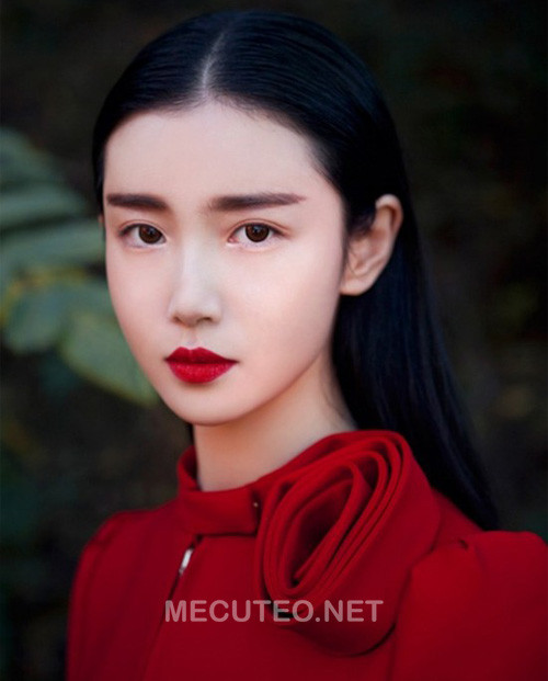 Đặc biệt nàng nào sở hữu làn da trắng mịn thì tông son cổ điển như đỏ thuần càng khiến bạn nổi bật, quyến rũ.