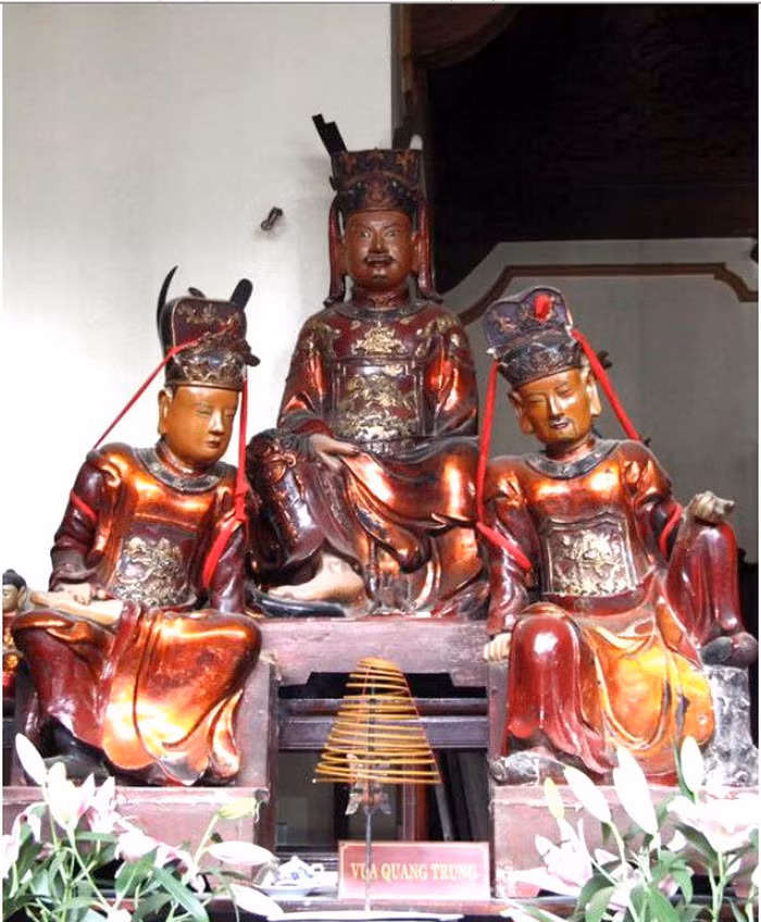 Bức tượng tại chùa Bộc có ghi chú Vua Quang Trung nhưng vẫn còn ý kiến khác nhau - Ảnh: từ bài của Nguyễn Duy Chính.