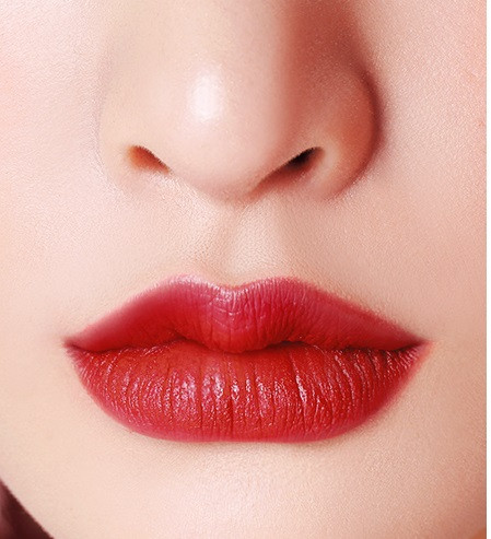 Không cần trang điểm quá cầu kỳ, chỉ cần thoa chút son môi này sẽ giúp bạn tươi tắn, rạng rỡ và đầy ấn tượng.