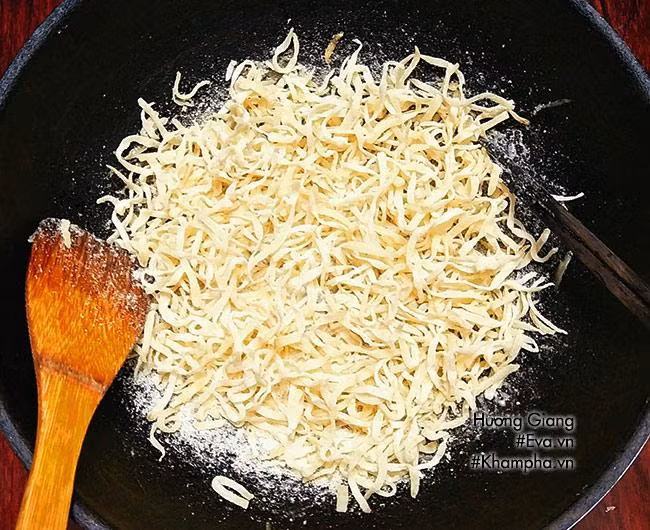 Bước 5: Khi nước đường đã gần cạn thì đảo liên tục, để lửa nhỏ nhất và tiếp tục đảo cho tới khi đường trong chảo khô ráo, xuất hiện đường kết tinh bám trên chảo thì cho vani vào cùng và đảo đều tắt bếp. Đảo thêm vài phút nữa cho mứt khô ráo hoàn toàn và nhiệt trong chảo giảm hẳn.