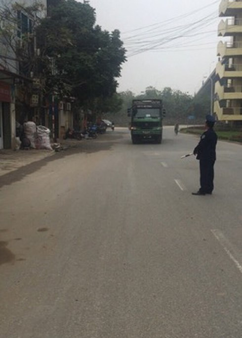 Đội TTGT Bắc Từ Liêm yêu cầu một xe tải dừng để kiểm tra.