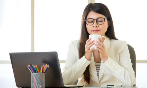 Nếu trong quá trình làm việc bạn vẫn sử dụng thêm các tài liệu hoặc các vật dụng khác phục vụ công việc thì nên đặt chúng ở trong một cái giá gần ngay cạnh máy tính. Ảnh: 51ttyy.