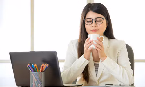 Nếu trong quá trình làm việc bạn vẫn sử dụng thêm các tài liệu hoặc các vật dụng khác phục vụ công việc thì nên đặt chúng ở trong một cái giá gần ngay cạnh máy tính. Ảnh: 51ttyy.