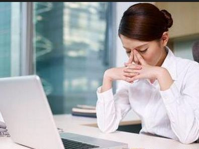 Cách tốt nhất nên kéo rèm cửa để che ánh sáng ngoài cửa sổ, thay bóng đèn với công suất nhỏ hơn để đảm bảo màn hình máy tính của bạn có được ánh sáng thích hợp nhất cho mắt. Ảnh: sohu.