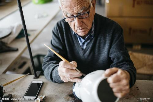 Ngoài ra, nên duy trì thói quen làm những việc mang tính tỉ mẩn, phức tạp, tinh xảo như nấu ăn, viết nhật ký, chơi nhạc, vẽ tranh để giúp kích thích não, ngăn ngừa chứng suy giảm trí nhớ. Ảnh: quanjing.